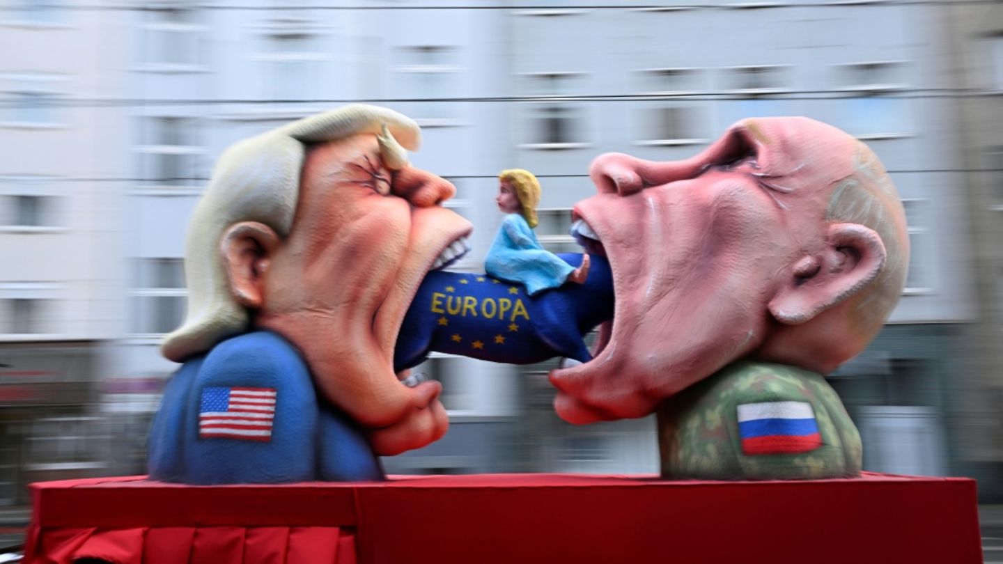 Ein Motivwagen Tillys mit Putin und Trump in Düsseldorf