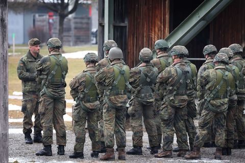 Lehrgangsteilnehmer zum Fallschirmspringer bereiten sich auf eine Übung vor Foto: Karl-Josef Hildenbrand/dpa