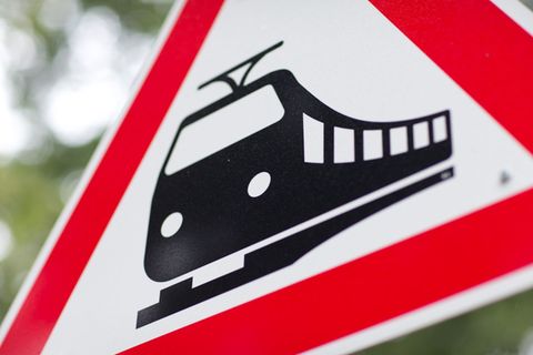 Der Unbekannte legte mit seinem Handeln den Bahnübergang lahm. (Symbolbild) Foto: Friso Gentsch/dpa