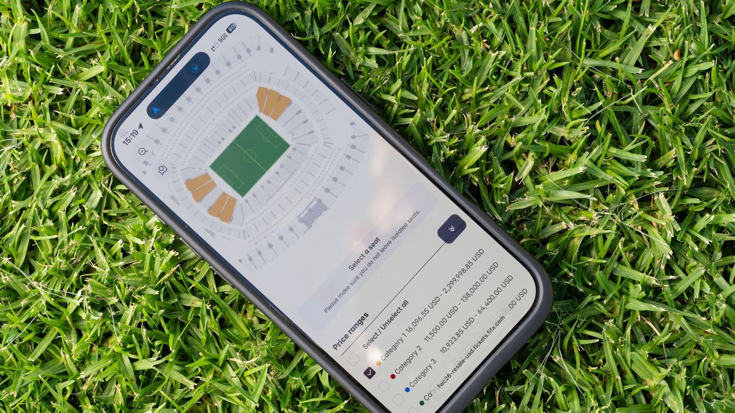 Die Ticket-Zweitmarktbörse der Fifa ist auf einem Smartphone-Bildschirm zu sehen