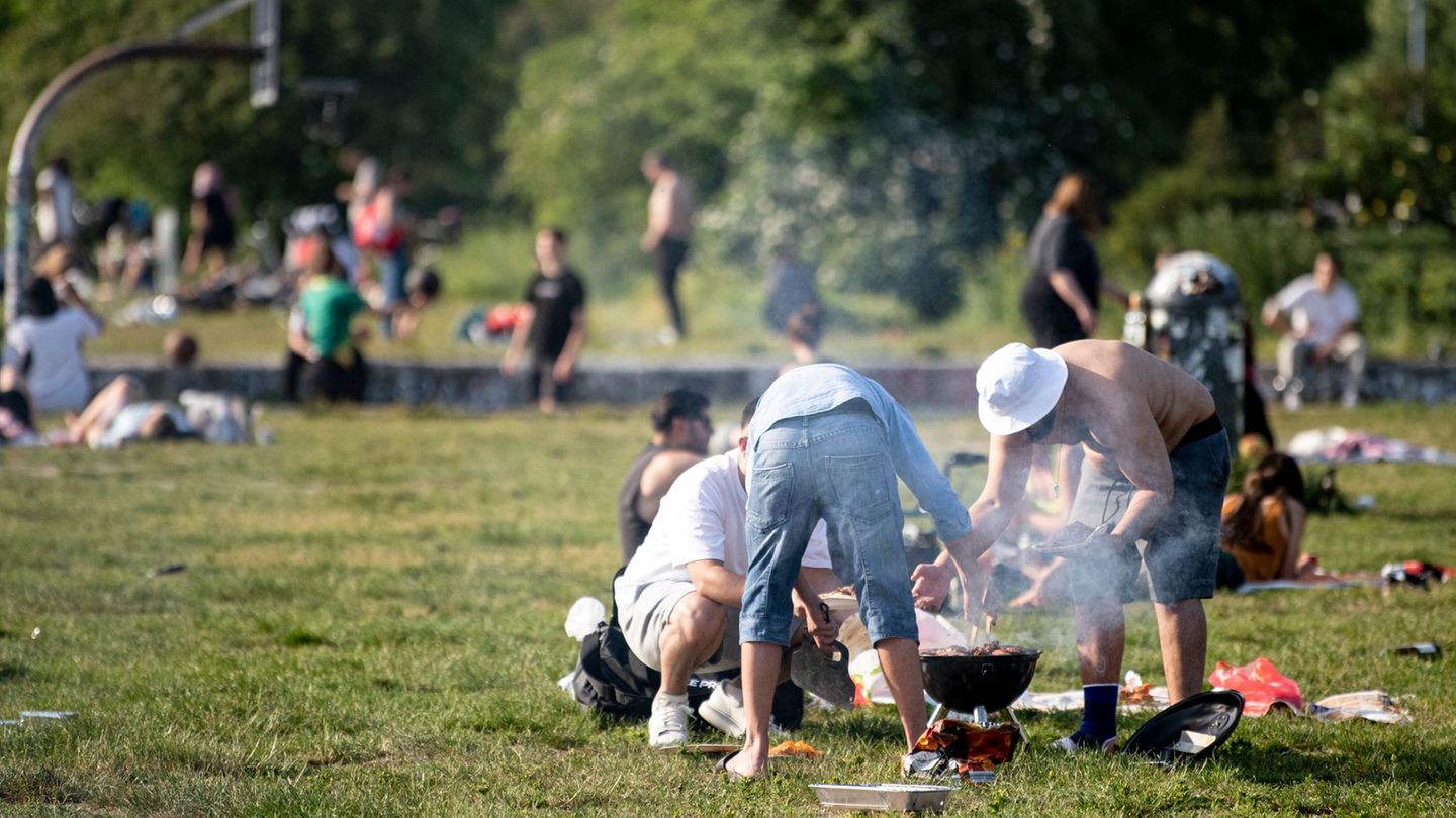 Im Görlitzer Park darf bis auf weiteres nicht gegrillt werden. (Symbolbild) Foto: Fabian Sommer/dpa/dpa-tmn