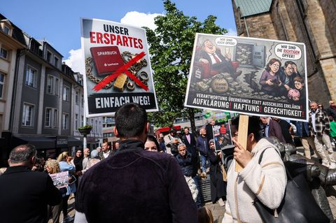 „Unser Erspartes - einfach weg“, klagten geschädigte Sparkassenkunden Anfang Mai bei einer Kundgebung in Gelsenkirchen. Jetzt be