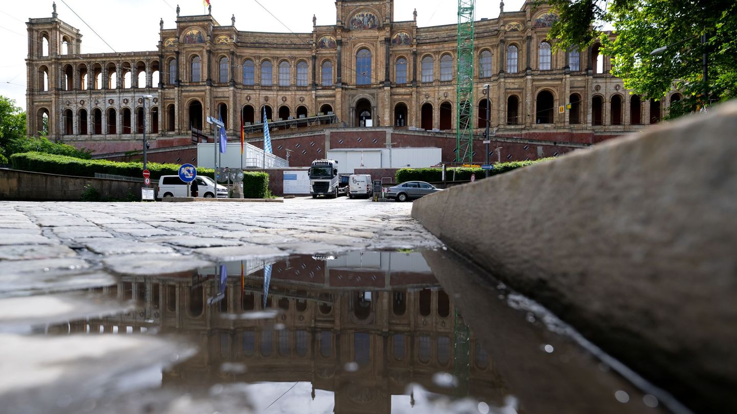 Die Abgeordneten des bayerischen Landtags bekommen ab Juli mehr Geld. Foto: A4366 Sven Hoppe/dpa