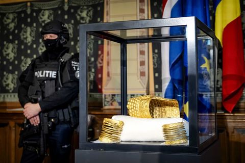Die Diebe stahlen auch diesen Goldhelm. (Archivbild) Foto: Sem Van Der Wal/ANP/dpa