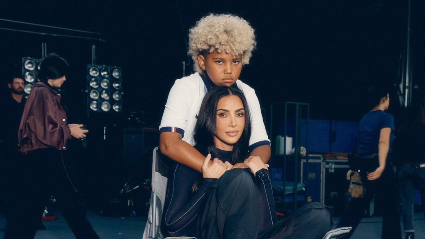 Kim Kardashian und ihr Sohn Saint werben für Nike.