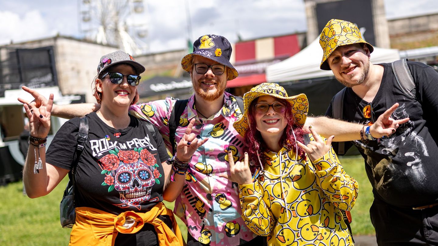Der erste Festivaltag startete mit Regen. Danach war das Wetter wechselhaft, die Laune der Fans aber gut. Foto: Daniel Karmann/d