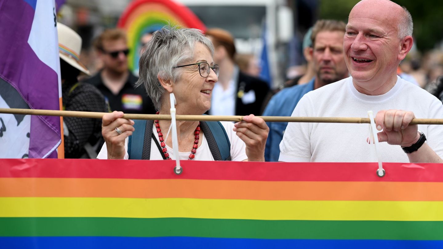 Demonstration: Wegner mit eigenem Truck beim CSD in Berlin