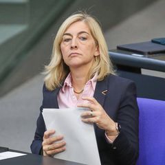 Gesundheitsministerin Nina Warken hat ihr Pflegegesetz vorgelegt
