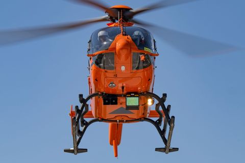 Der 71-jährige Autofahrer wurde mit einem Rettungshubschrauber in ein Krankenhaus gebracht. (Symbolbild) Foto: Boris Roessler/dp