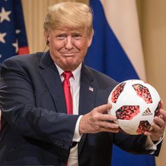 Donald Trump im Jahr 2018 mit Fußball in der Hand