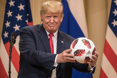 Donald Trump im Jahr 2018 mit Fußball in der Hand