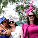 Epsom, Großbritannien. Rennbesucherinnen mit extravaganter Kopfbedeckung machen ein Selfie am „Ladies Day“ des Betfred-Derby-Festivals auf der Epsom Downs Rennbahn.