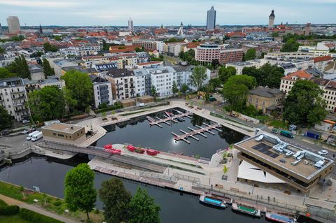 Per Boot von der Innenstadt ins Grüne: Stadthafen Leipzig heute offiziell eröffnet. Foto: Hendrik Schmidt/dpa