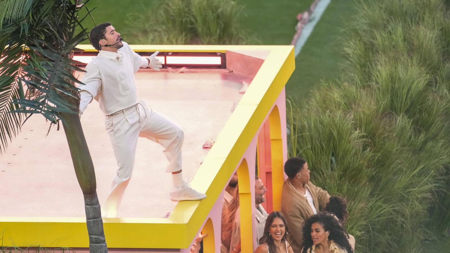 Bad Bunny tanzt auf dem Dach eine s pinkfarbenen Hauses