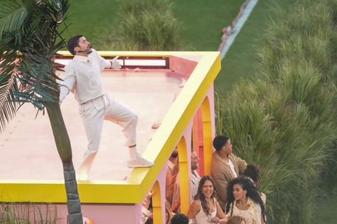 Bad Bunny tanzt auf dem Dach eine s pinkfarbenen Hauses