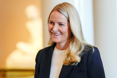 Mette-Marit mit Nasenbrille zur Sauerstoffversorgung