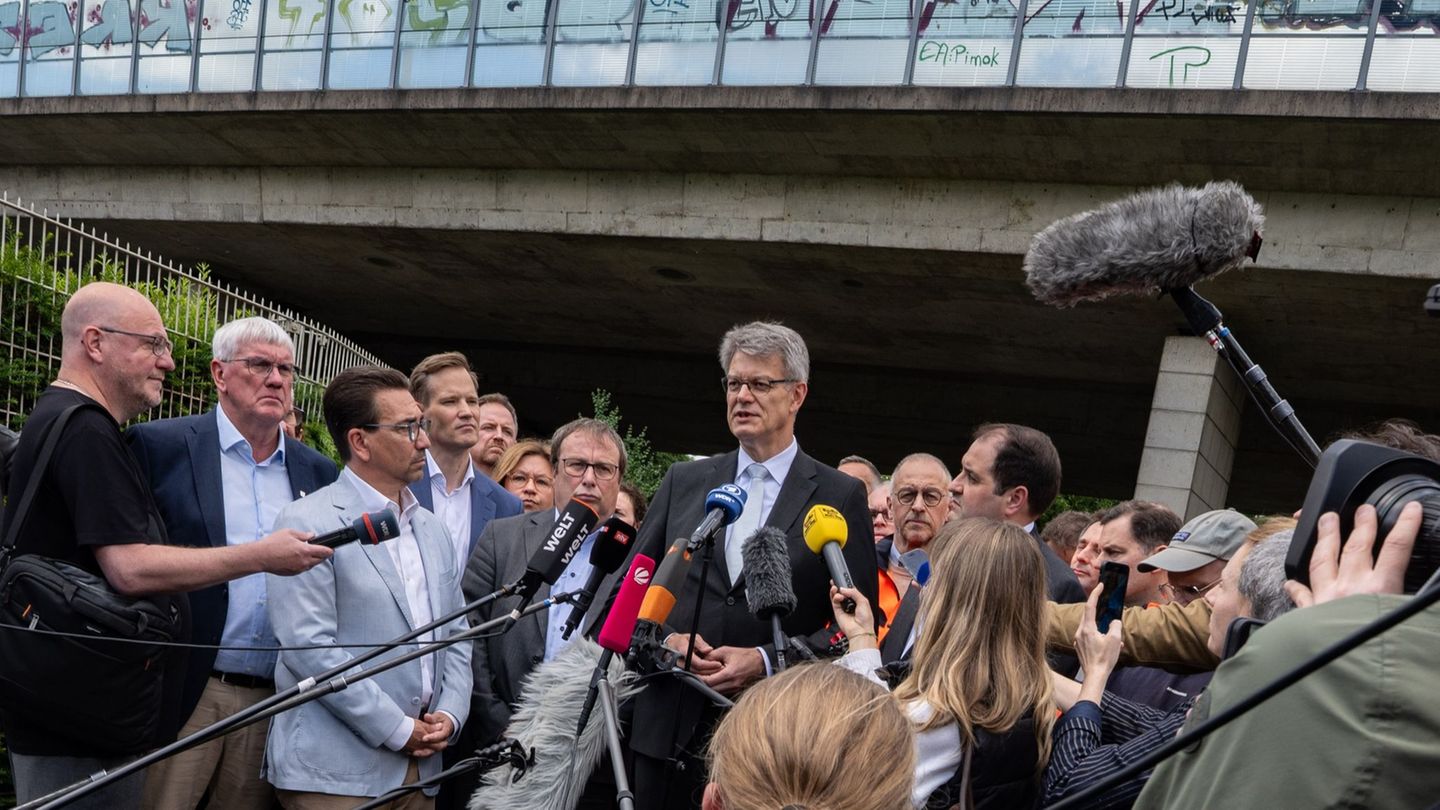 Bundesverkehrsminister Patrick Schnieder (Mitte) hat sich vor Ort ein Bild von der Sperrung der Nordbrücke gemacht. Foto: Benjam