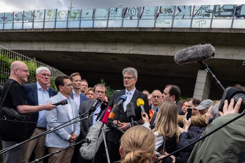 Bundesverkehrsminister Patrick Schnieder (Mitte) hat sich vor Ort ein Bild von der Sperrung der Nordbrücke gemacht. Foto: Benjam