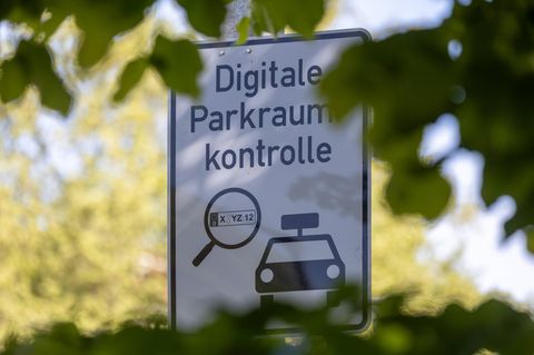 Eon Schild mit "Digitaler Parkraumkontrolle" darauf