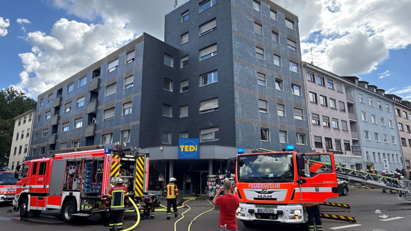 Die Feuerwehr löschte den Brand in dem Gebäude rasch. Foto: Torsten Kremers/dpa