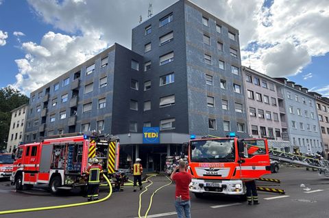 Die Feuerwehr löschte den Brand in dem Gebäude rasch. Foto: Torsten Kremers/dpa