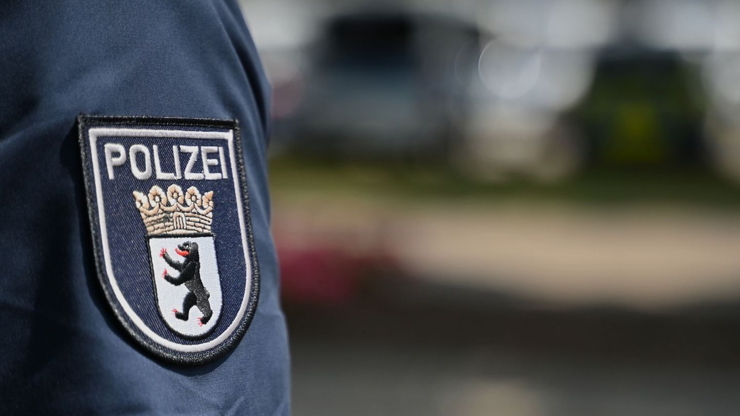 Die Berliner Polizei ermittelt in den eigenen Reihen. (Symbolbild) Foto: Michael Brandt/dpa