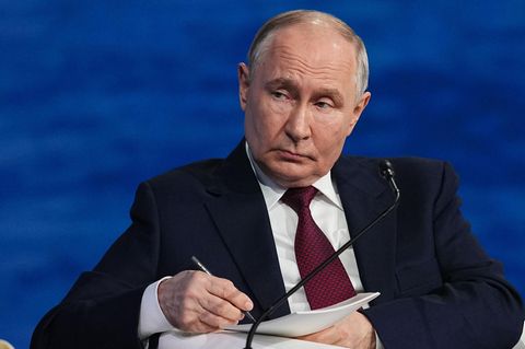 Der russische Präsident Wladimir Putin bei einer Plenarsitzung auf dem Internationalen Wirtschaftsforum