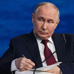 Der russische Präsident Wladimir Putin bei einer Plenarsitzung auf dem Internationalen Wirtschaftsforum
