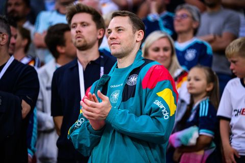 Manuel Neuer schaut beim Testspiel der DFB-Elf zu. (Archivbild) Foto: Tom Weller/dpa