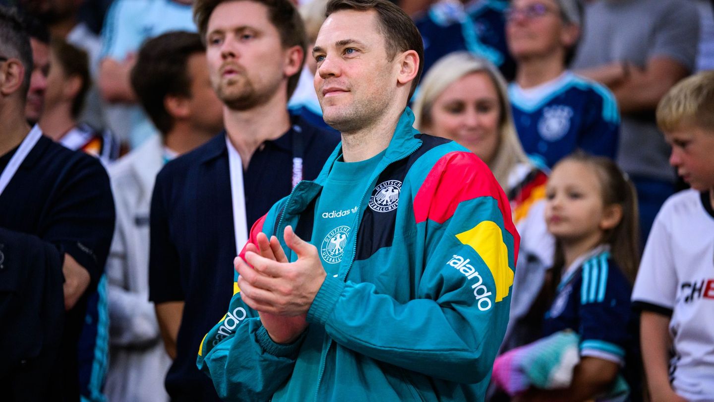 Manuel Neuer schaut beim Testspiel der DFB-Elf zu. (Archivbild) Foto: Tom Weller/dpa