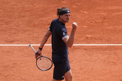 Jubelt über einen Punktgewinn: Alexander Zverev. Foto: Thibault Camus/AP/dpa