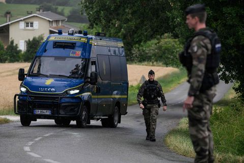 Gendarmen in der Nähe des Leichenfundortes: Der Tod einer tagelang vermissten Elfjährigen sorgt in Frankreich für große Erschütt