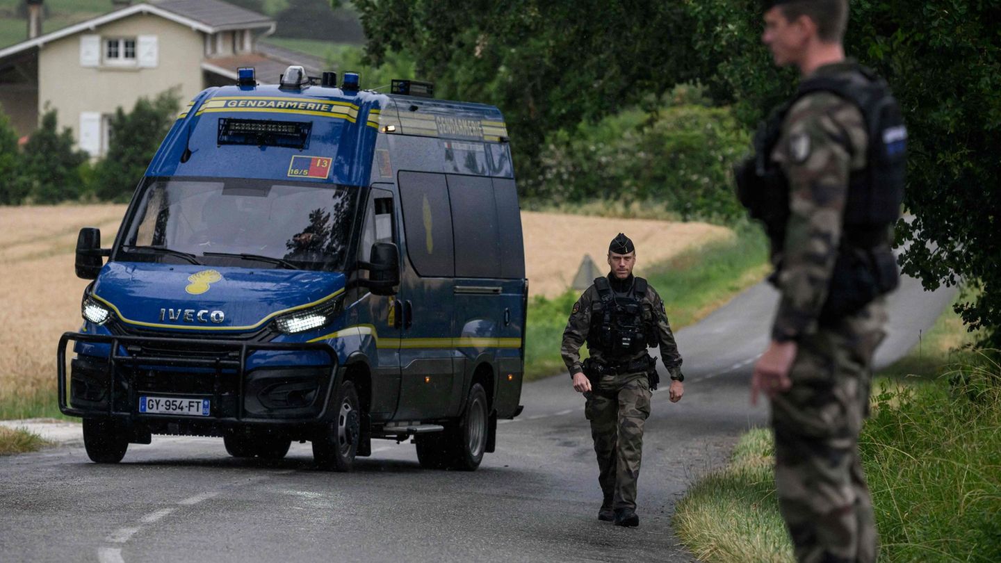 Gendarmen in der Nähe des Leichenfundortes: Der Tod einer tagelang vermissten Elfjährigen sorgt in Frankreich für große Erschütt