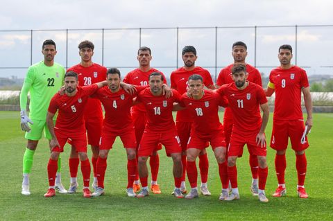 Iranische Spieler posieren für ein Mannschaftsfoto vor einem Freundschaftsspiel. Der Iran nimmt an der Fußball-WM 2026 teil
