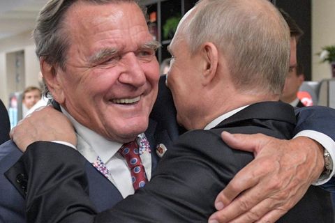 Ex-Bundeskanzler Gerhard Schröder und Kremlchef Wladimir Putin hatten nach russischen Angaben ein Vieraugengespräch. (Archivbild