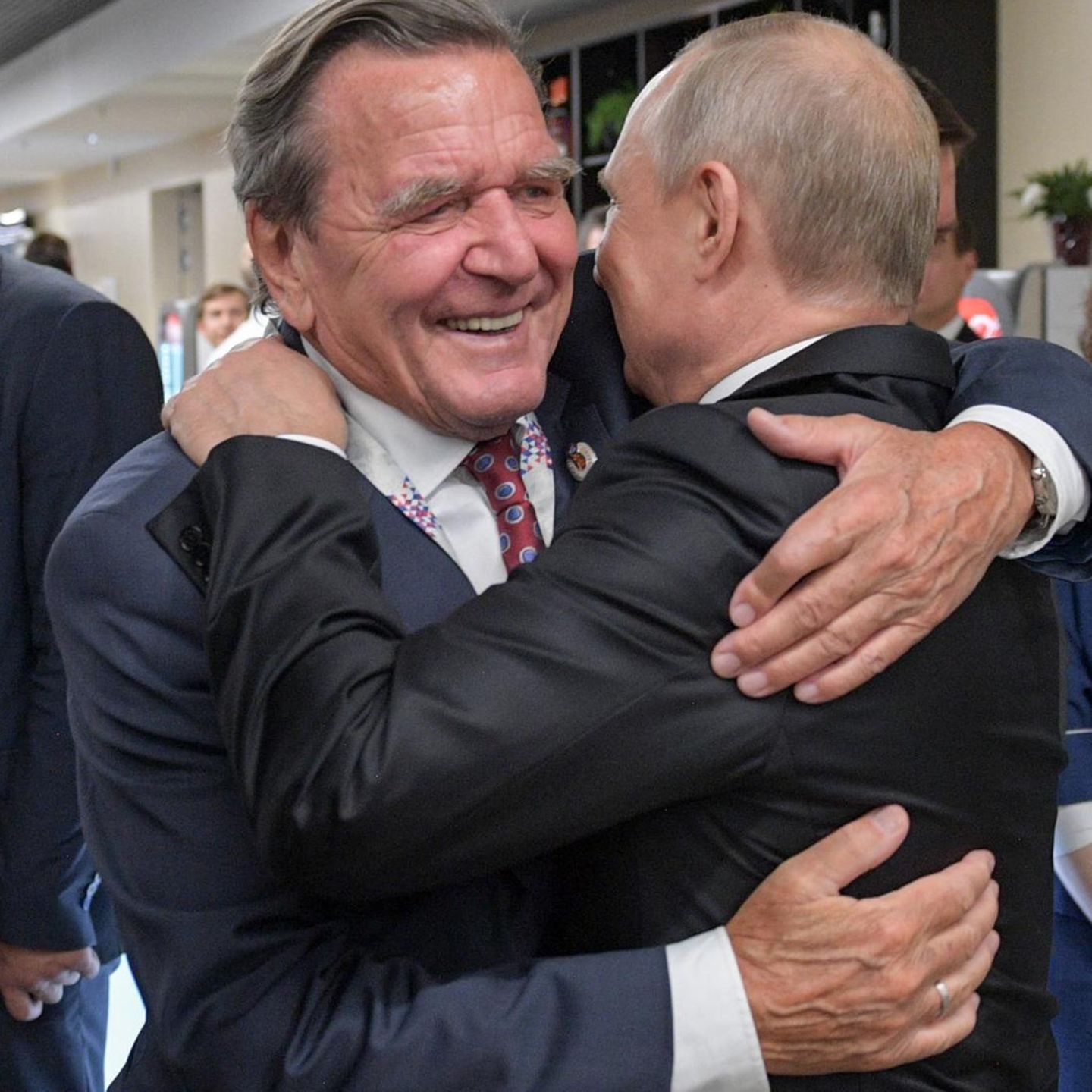 Ex-Bundeskanzler Gerhard Schröder und Kremlchef Wladimir Putin hatten nach russischen Angaben ein Vieraugengespräch. (Archivbild