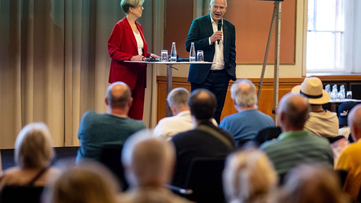 Berlins Regierender Bürgermeister Kai Wegner (CDU) stellt beim Tag der offenen Tür seinen Amtssitz vor. (Archivbild) Foto: Fabia