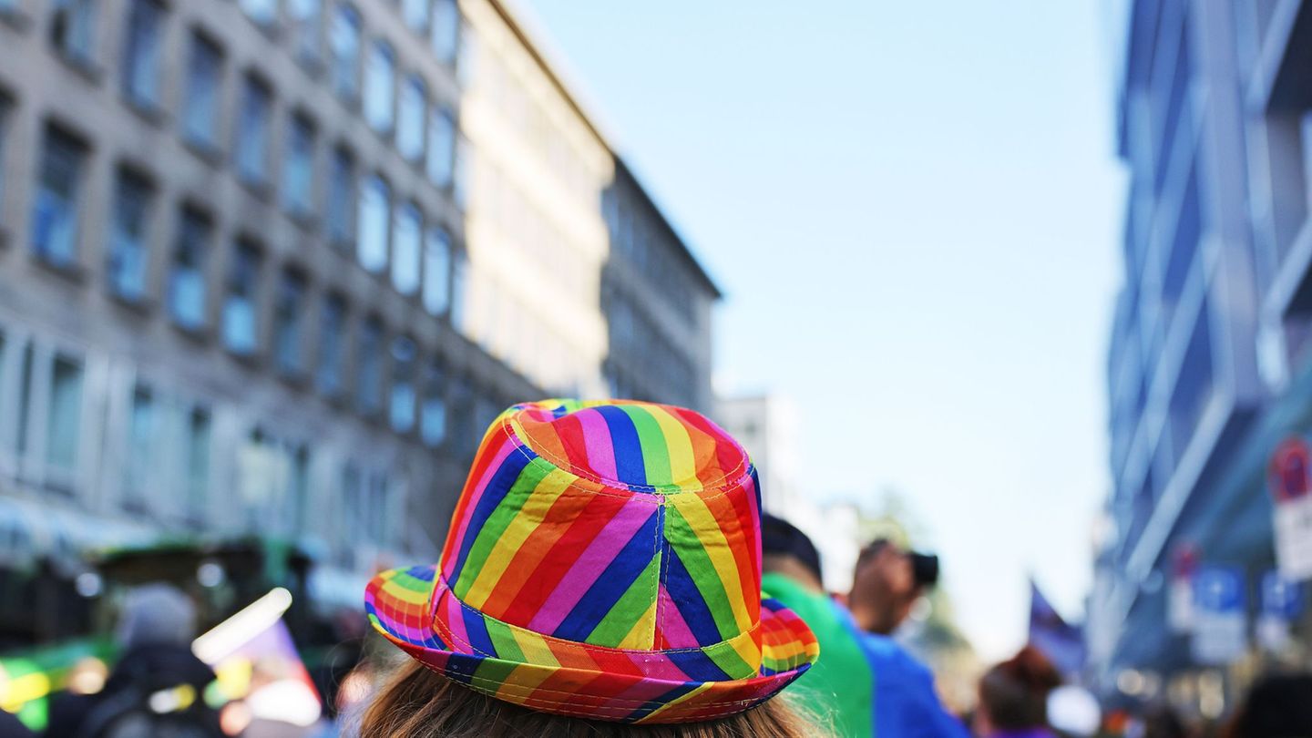 Party und Protest: In Düsseldorf feiern queere Menschen und ihre Unterstützer ein ganzes Wochenende beim CSD Vielfalt. (Archivbi