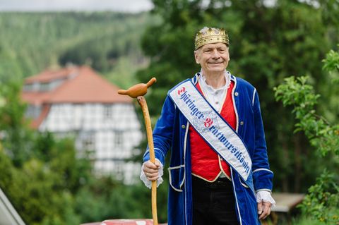 Norbert Abt ist seit acht Jahren Bratwurstkönig in Thüringen. Foto: Michael Reichel/dpa