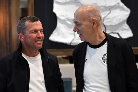 Lothar Matthäus und Bernd Neuendorf sprechen bei einer Veranstaltung in Chicago. Foto: Federico Gambarini/dpa