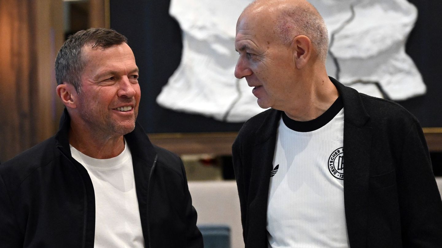 Lothar Matthäus und Bernd Neuendorf sprechen bei einer Veranstaltung in Chicago. Foto: Federico Gambarini/dpa