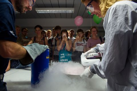 Viele Programmpunkte laden zum Mitmachen ein. (Archivbild) Foto: Gregor Fischer/dpa