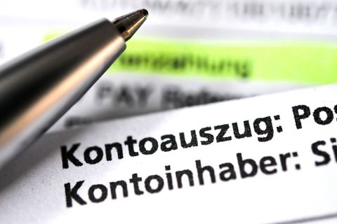 Besonders viel Gebühr müssen laut Verivox-Umfrage Sparkassen-Kunden zahlen. (Symbolbild) Foto: Sina Schuldt/dpa