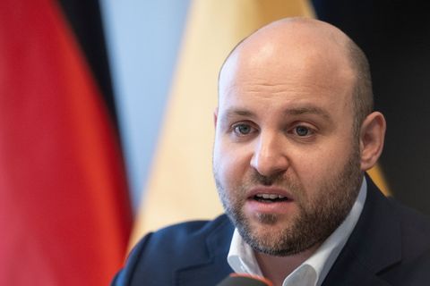 Frohnmaier kommt eben erst von einer umstrittenen Reise nach Russland zurück. Foto: Marijan Murat/dpa