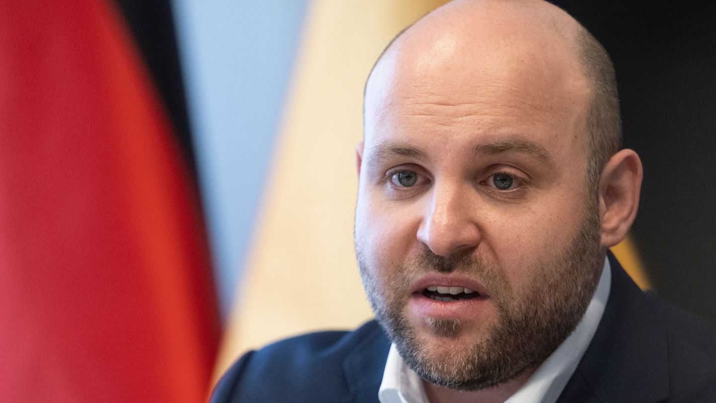 Frohnmaier kommt eben erst von einer umstrittenen Reise nach Russland zurück. Foto: Marijan Murat/dpa