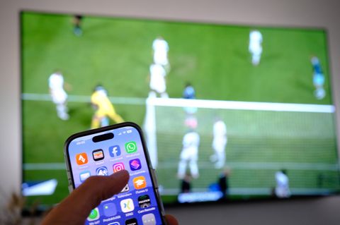 Nebenbei mal daddeln: Während das Fußballspiel läuft, schauen viele Zuschauer nebenbei aufs Handy. (Symbolbild) Foto: Bernd Weiß