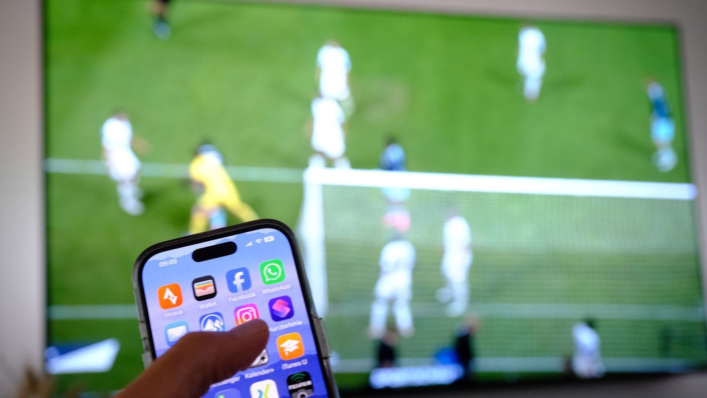 Digitale Ablenkung: Bei Fußballspielen daddeln die meisten TV-Zuschauer nebenbei
