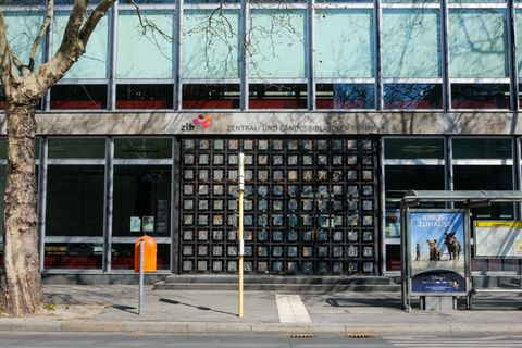 In der Stadtbibliothek in der Breite Straße wird heute ab 15.00 Uhr gefeiert. (Archivbild) Foto: Jens Kalaene/dpa-Zentralbild/ZB