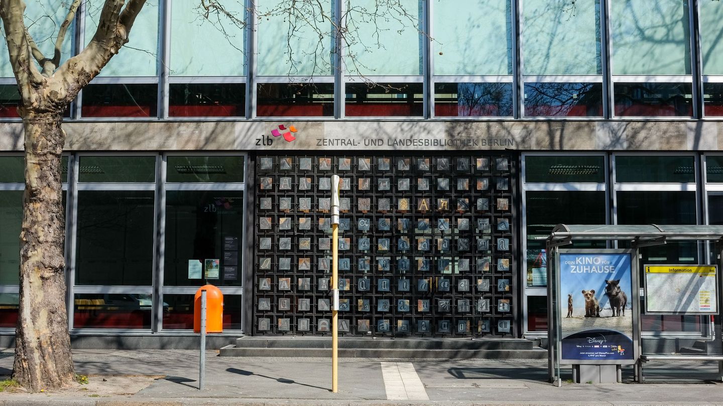 In der Stadtbibliothek in der Breite Straße wird heute ab 15.00 Uhr gefeiert. (Archivbild) Foto: Jens Kalaene/dpa-Zentralbild/ZB
