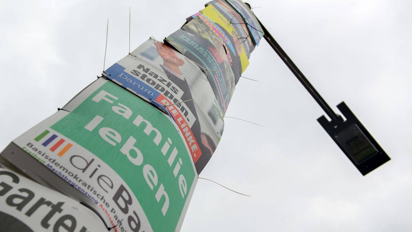 In der Landeshauptstadt Magdeburg dürfen die Parteien bereits drei Monate vor der Wahl mit dem Aufhängen von Plakaten beginnen.